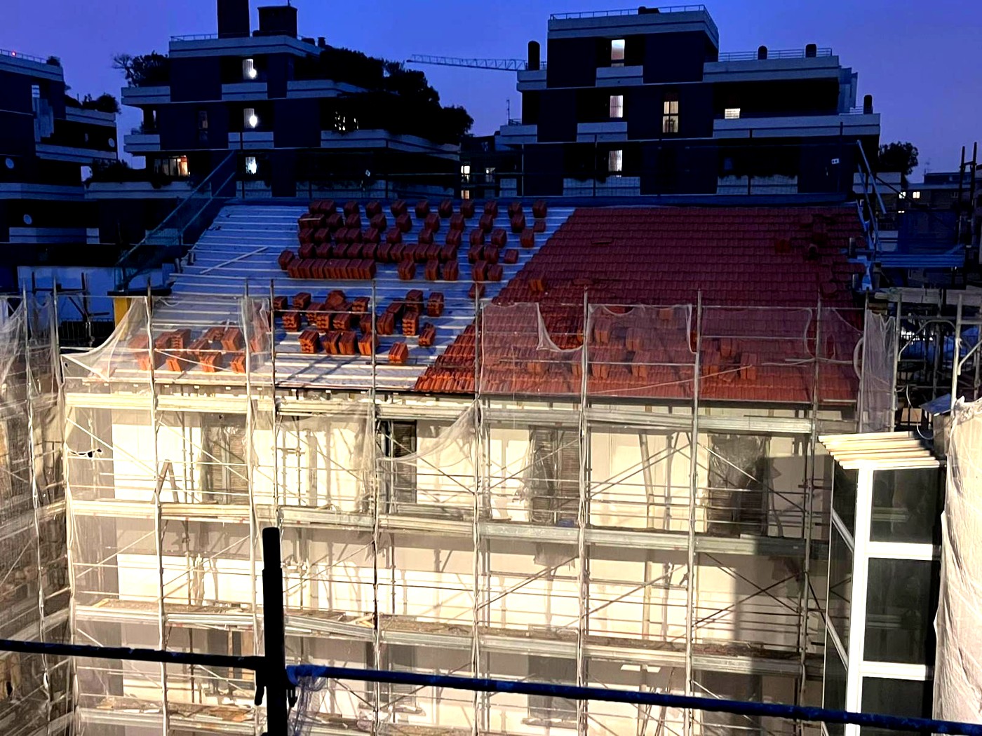 Tetto in costruzione notturna