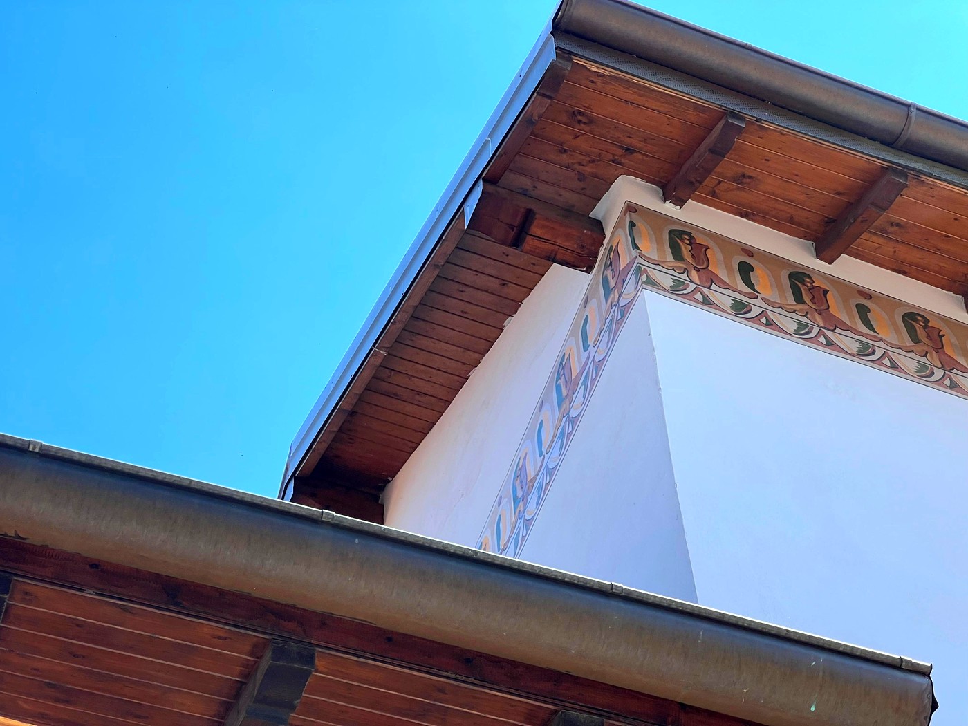 Dettaglio gronda e affresco